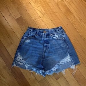 V cut cut off jeans